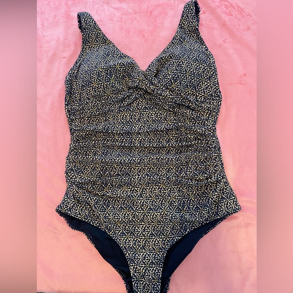 Ladies NipTuck Swimsuit size 10 one piece
